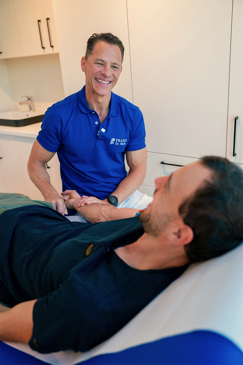 Dr. Micha mit einem Patienten in der Praxis